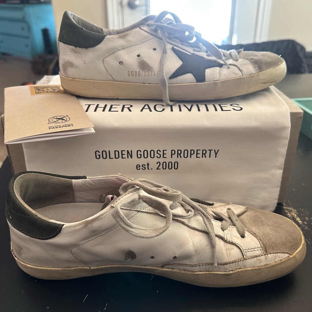Golden Goose Super-Star Classic
Silver/Drill Green/Black/White
Size:  42